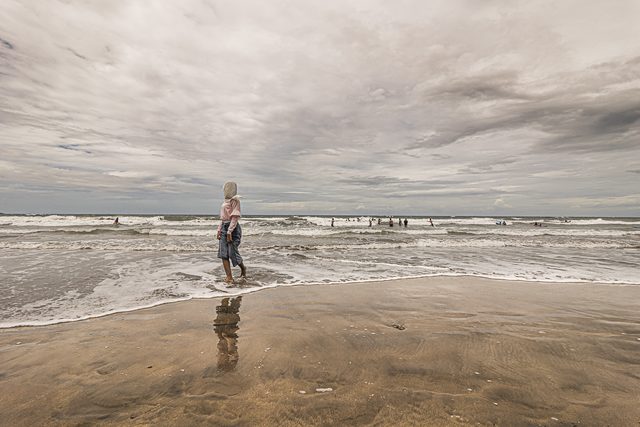 Bali — donna sulla spiaggia