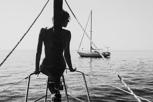 Corsica — donna a bordo di una barca a vela
