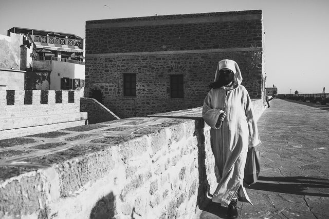 Marocco — donna per strada